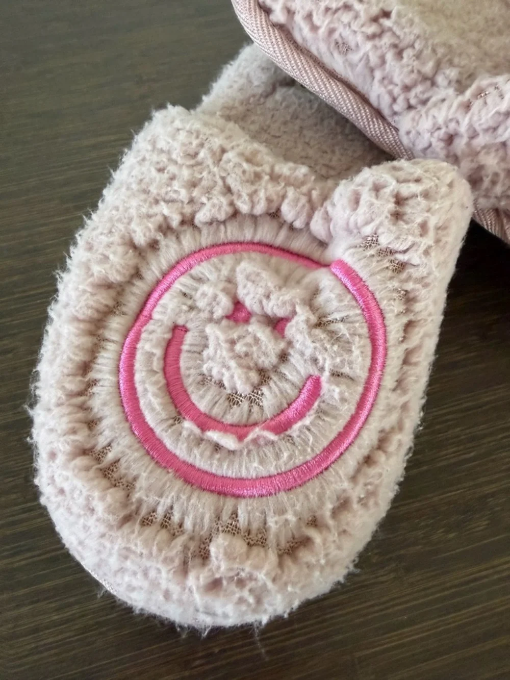 dearfoams Kids Blush Plush Smiley Slip-On Slippers Size 13-2